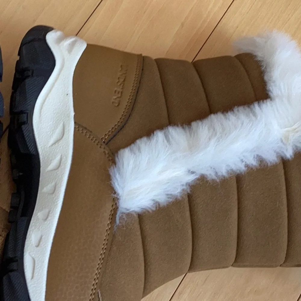 Lands End Expedition faux fur lined puffer snow boots. Women’s size 8.5